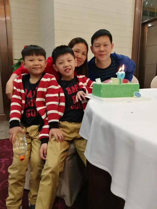 孙杨(右二)一家