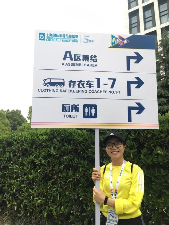 入场引导首先,几乎所有选手都被引导上天桥,下了天桥即被分流到abc三