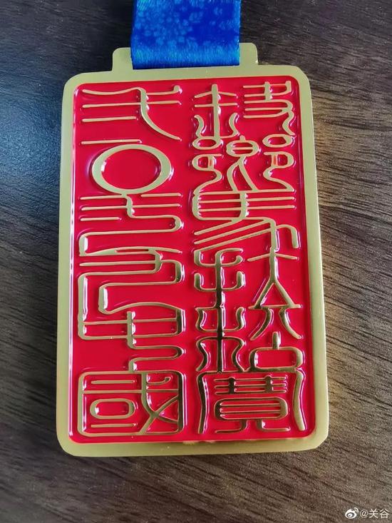 桐乡马拉松奖牌被指印错字!跑友:样式抄袭杭