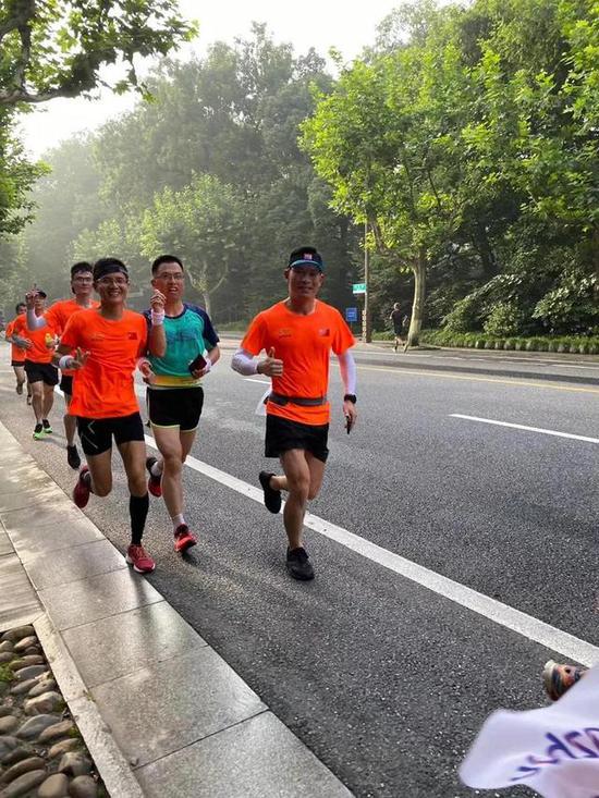 杭州跑团一次晨跑 规模堪比一场小型比赛