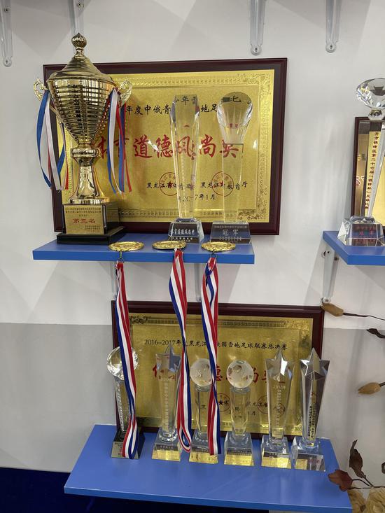 扎龙学校足球队获得的奖杯。澎湃新闻记者 宋承良 图