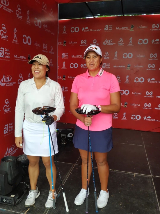 泰国女子组冠军Chavisa Dechathipat(左)与Phillis Meti(右)
