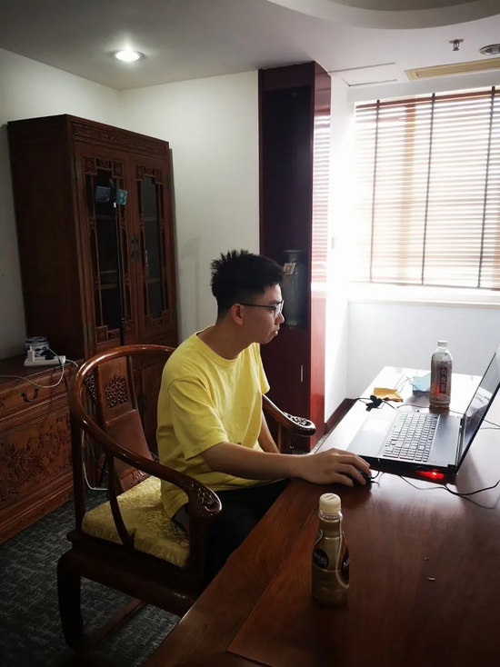 陈必森在海南金角围棋俱乐部比赛。