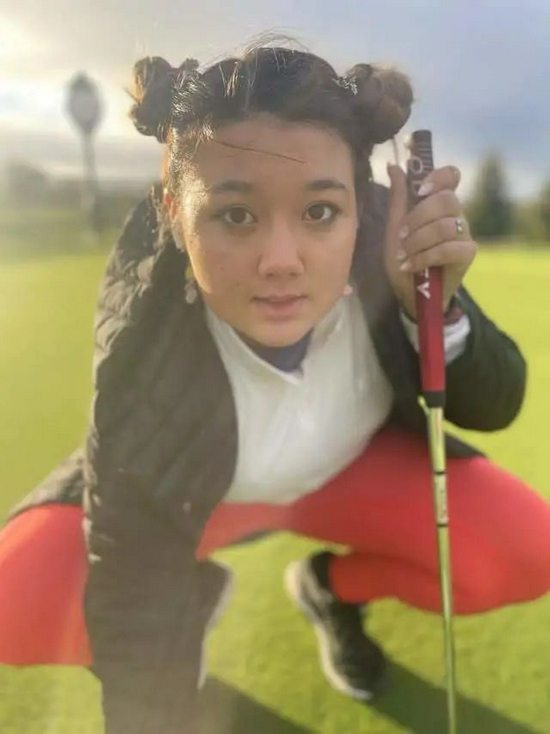 茉菲享受高尔夫的赛场