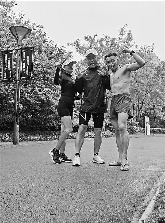 10个半小时刷200圈 杭州理发师穿拖鞋跑步111公里