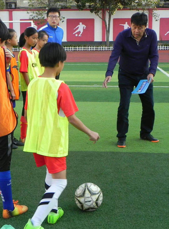 2018年，迟尚斌在连云港指导学生练球。
