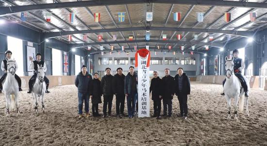 湖北省青少年马术培训基地在黄鹤楼马业正式挂牌