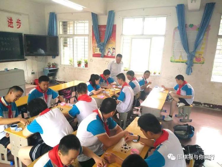 王振华先生在学校指导学围棋的孩子们