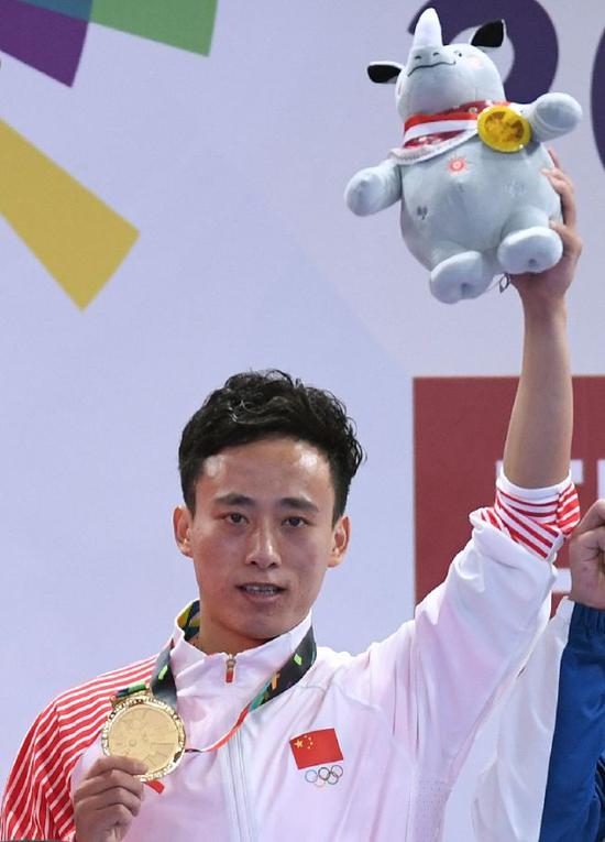 8月19日,中国选手孙培原在颁奖仪式上.新华社记者潘昱龙摄