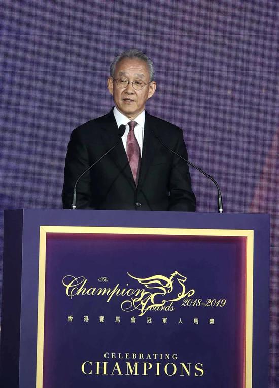 香港赛马会主席周永健博士向一众来宾致欢迎辞。