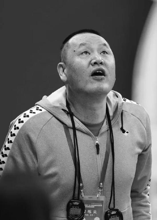 [¨恩师]他的离世让弟子哭成泪人 中国游泳夺金点成疑 ¨训练>?