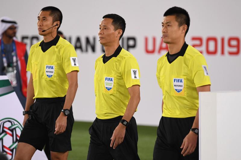 中国裁判组或与国足同包机去多哈身体素质受考验