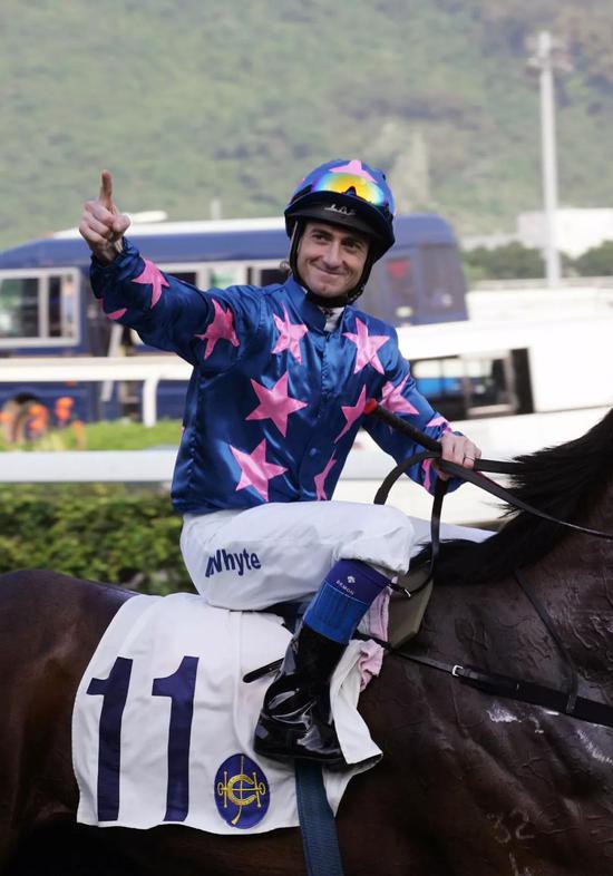 十三届冠军骑师韦达