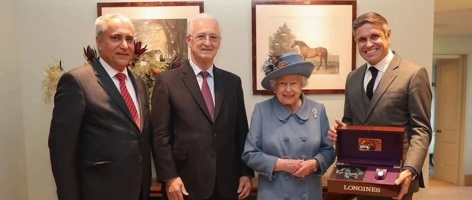 浪琴官方向英国女王伊丽莎白二世颁发浪琴女士奖