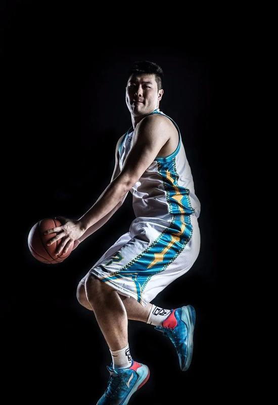 蔡晨,曾经是cba四川男篮的重要球员,如今,他已经告别了cba,成为了广东