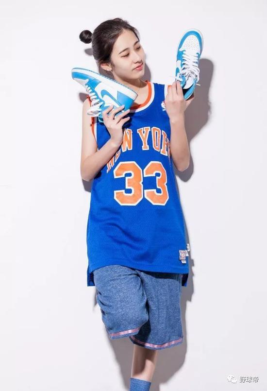 但是亓浩并没有因为受伤而放弃篮球高二的时候,她又有机会重新捡起