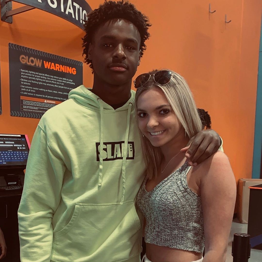 怀抱性感妹纸合影詹姆斯大儿子有女朋友了