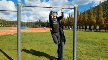  （某大学生：需要在协助下才能完成一个引体向上）