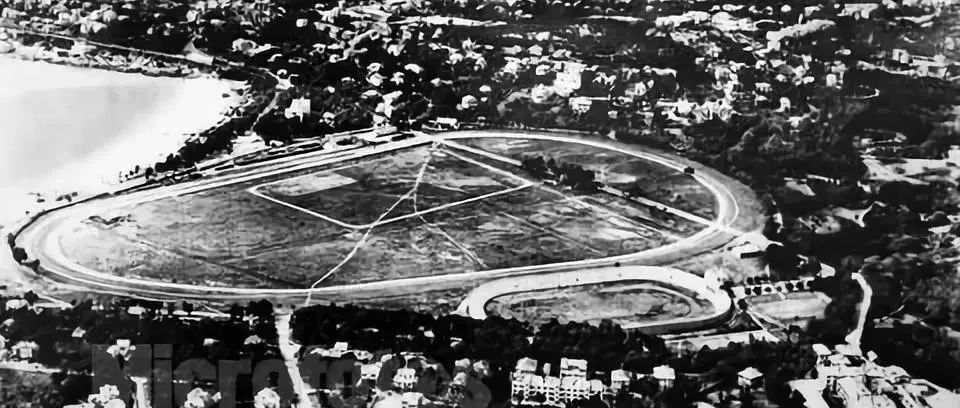 本文作者为文史专家李明老师，原标题《喧嚣50年，青岛跑马场》，描述了上世纪初远东三大跑马场之一的青岛跑马场从辉煌到落寞再到消失的历史概况。如文尾所述，青岛跑马场50年的喧嚣，突然就沉静了，消失在汇泉湾，消失在城市的街头巷尾。