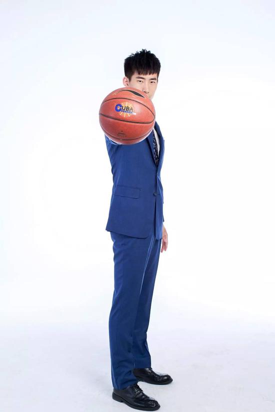 北京大学男子篮球队凭借强劲的实力在最初几轮中战胜了对手,王泽奇也