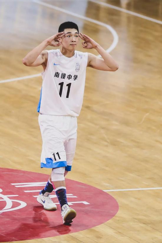 11 号,也是整个耐高上海赛区最出色的球员吴泽昊不会让这样的事情发生