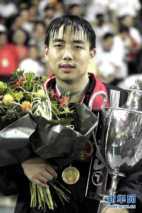 ↑刘国梁获第45届世乒赛男子单打比赛冠军。新华社记者焦卫平摄