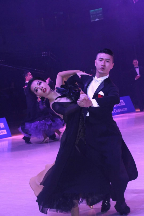 职业标准舞冠军吴昊/丁楠在决赛进行中