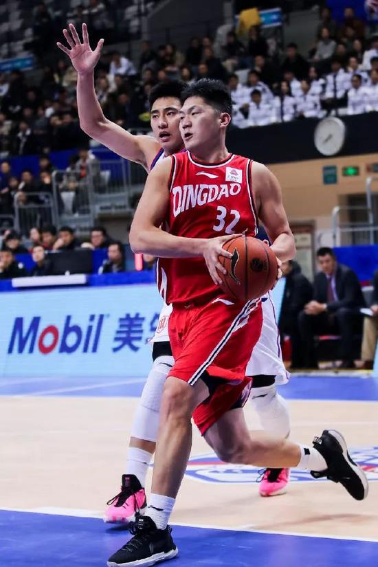 青岛豪取五连胜,亚当斯约翰逊合砍85分!