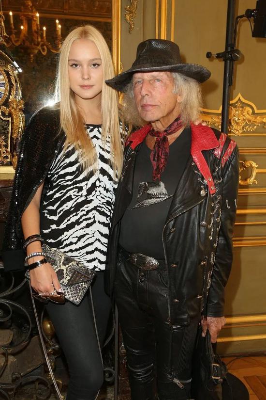 来自丹麦的模特维克曼成为他的固定女友.身高超过1