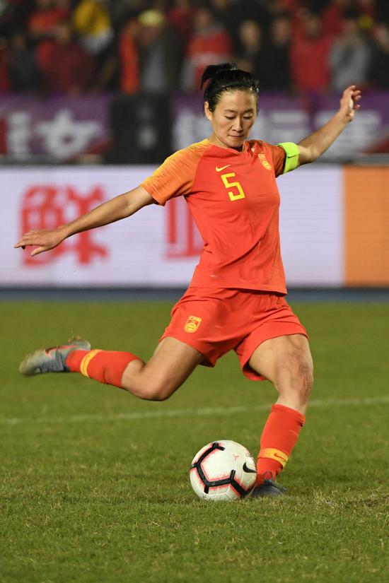 2019年11月10日,在2019CFA中国之队永川国际女子足球锦标赛中,中国队球员吴海燕在点球大战中罚点球。当日,中国队议决点球大战以4比2制服巴西队,夺得冠军。新华社记者唐奕摄