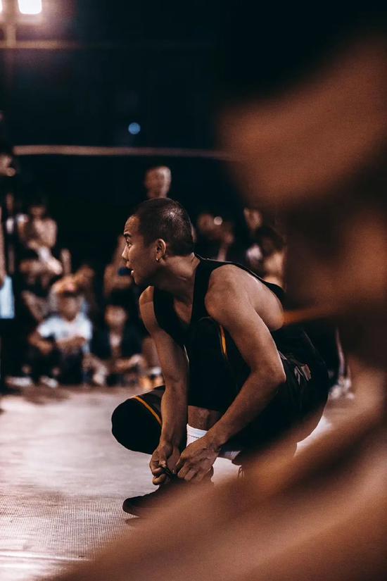 曹芳一直没有离开篮球,他一直怀有篮球梦想,做自己想做的事.