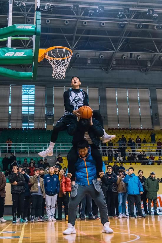 扣篮的他,因为身高才一米6 ,老天还将他的弹跳强行压制了两年,让姜文