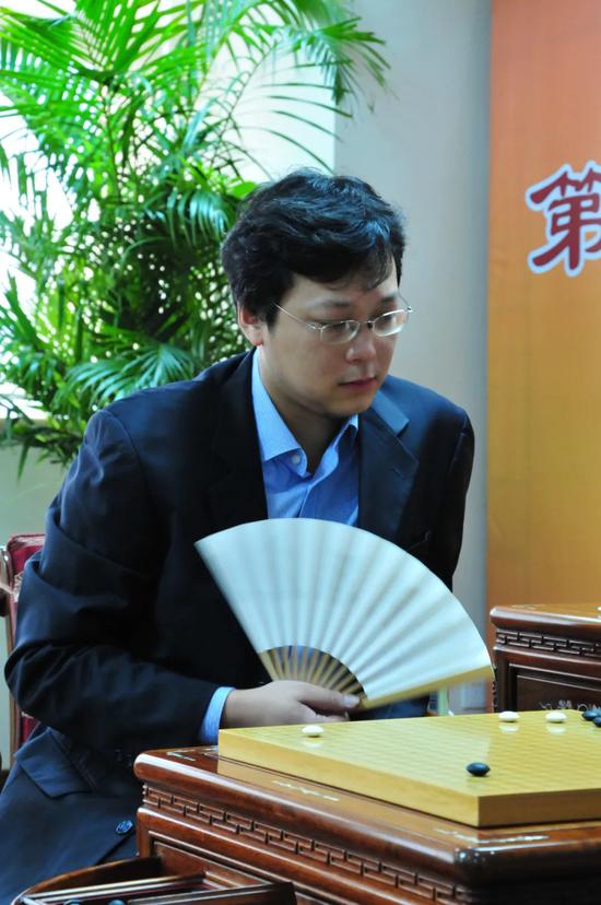 现任上海清一围棋俱乐部总经理,城市围棋联盟秘书长兼