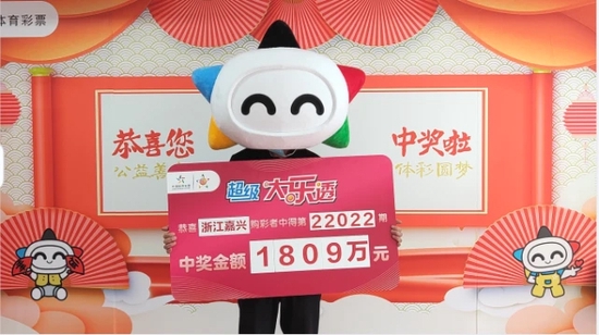 中奖得主领奖照