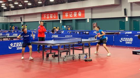 马琳在指导刘诗雯训练