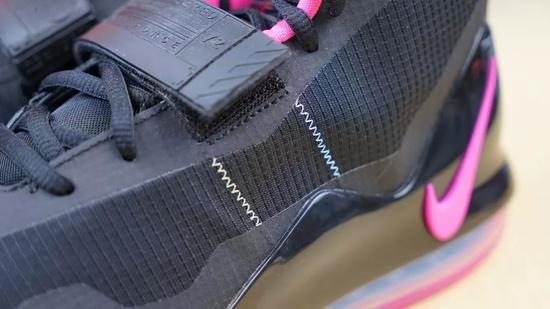 整双鞋的设计还是比较简单的,鞋面的处理并不复杂:鞋面大面积使用了机