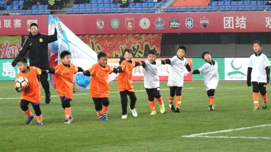 埋下梦想之种享受足球快乐 小球员中超赛场初体