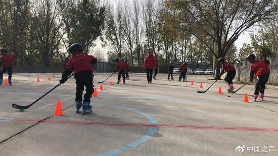 武校开展冰球训练效果拔群 但训练条件十分有限