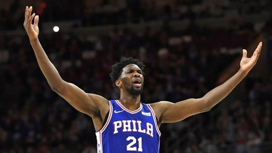 詹姆斯再次受伤！二帝双双倒下！3.18亿组团养伤