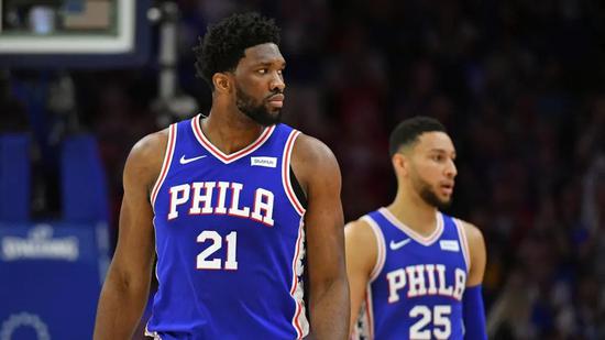 詹姆斯再次受伤！二帝双双倒下！3.18亿组团养伤