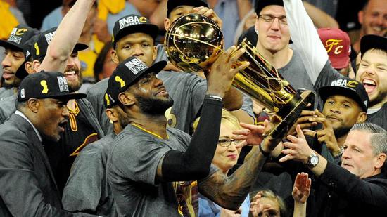 总冠军诞生!詹姆斯复制1-3史诗逆转!浓眉FMVP