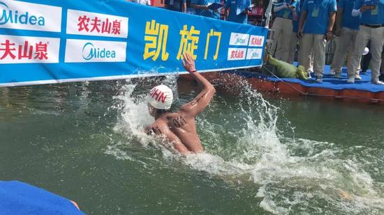张子扬在公开水域比赛