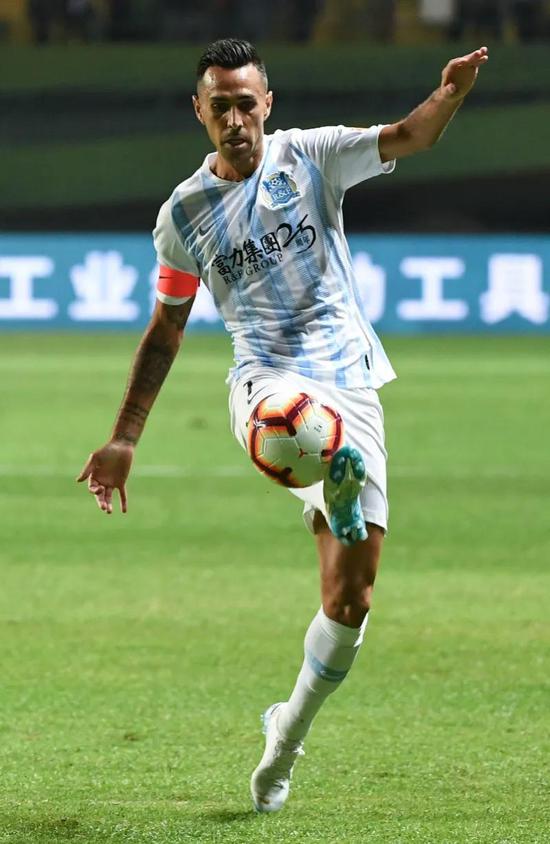 广州富力的球衣胸前广告位就是集团营销自己的平台.新华社图