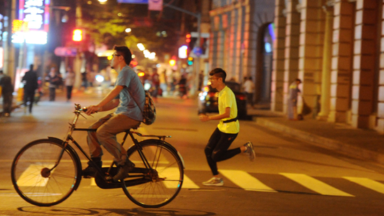 上海夜跑如何拉直场地、安全和氛围这三个问号？