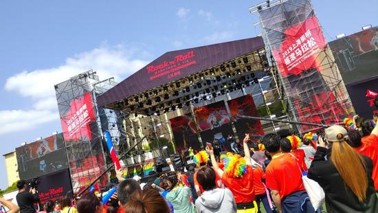 当马拉松遇上摇滚， 更是淋漓尽致的狂欢。