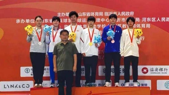 右三為羽毛球隊李漫琳