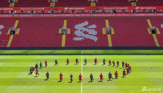 英超球队利物浦单膝跪地声援抗议活动
