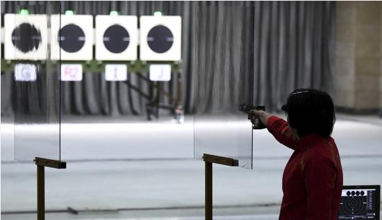 2019年 11月20日，中国选手张靖婧在国际射联步手枪世界杯总决赛女子25米手枪决赛中。新华社记者林善传摄