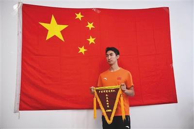 武大靖展示中国短道速滑队队长流动旗。新京报记者 吴江 摄