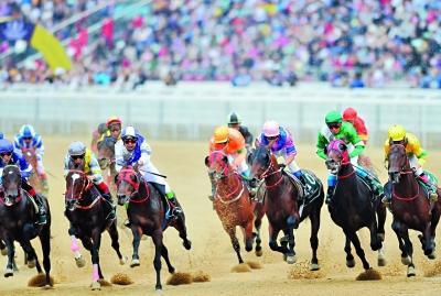 骑手们在赛场上奋力赶超 长江日报记者喻志勇 摄
